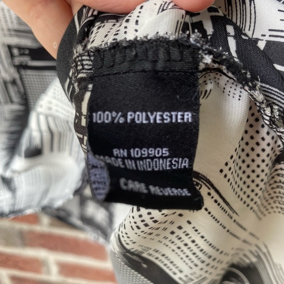 Flattering top sits at waist and has split sleeves - Picture 5 of 6